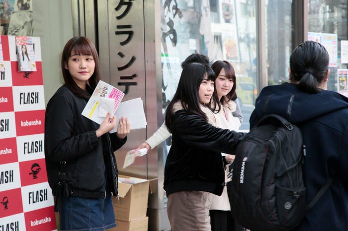 寒空の下ビラを配るミスFLASH(撮影:正慶真弓)