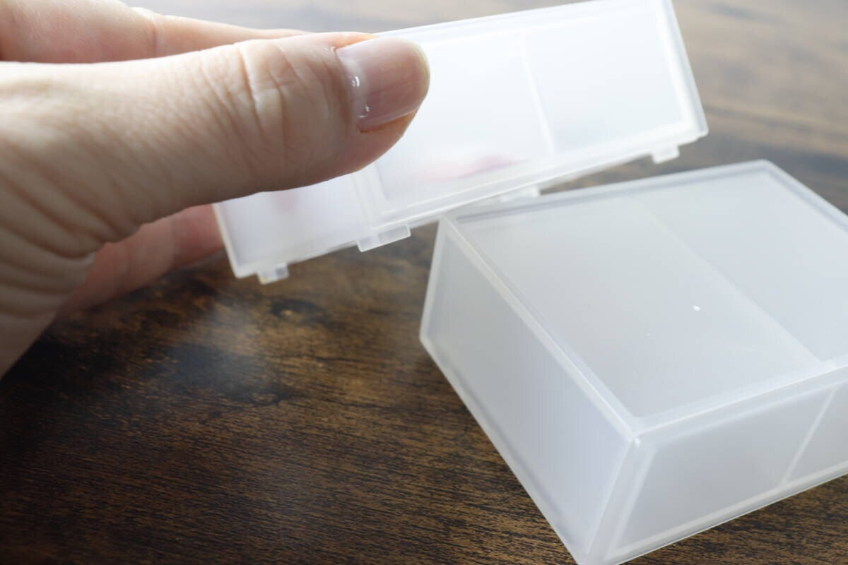セリアの収納ケースの引き出しを指で開けようとしている様子