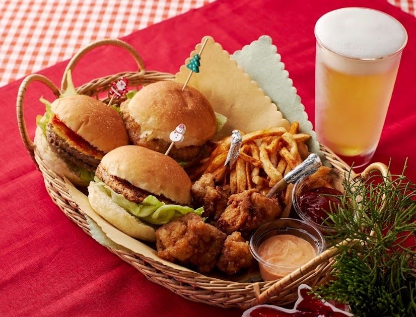 【阪急うめだ本店】今年は白いミラーボールツリー＆メリーゴーランドが登場！