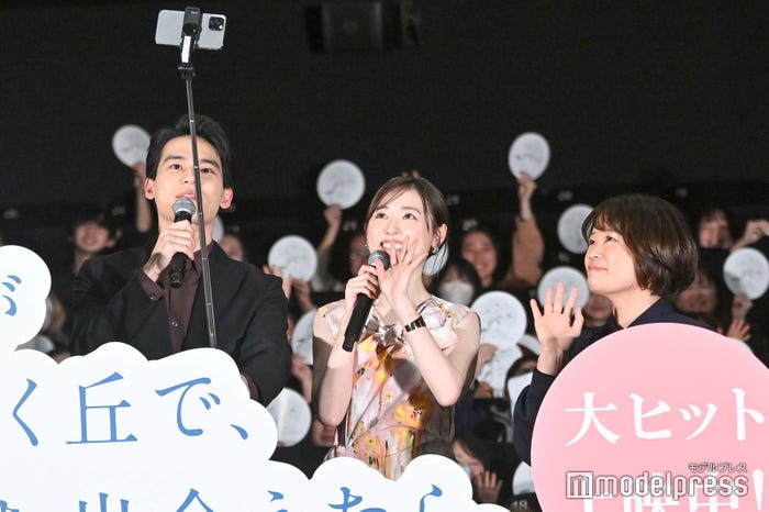 観客とセルカ棒で撮影する水上恒司、福原遥、汐見夏衛氏(C)モデルプレス