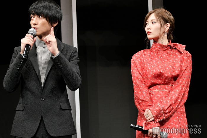 (左)論理的プレゼンを披露する鈴木拡樹(C)モデルプレス