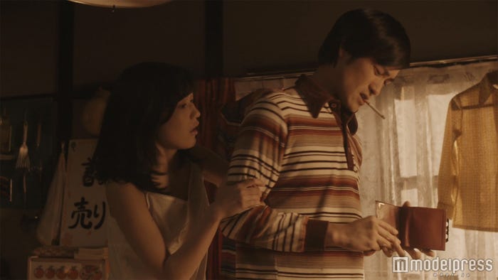 渡辺麻友、悪い男に騙される?/AKB48 44thシングルMV「翼はいらない」より(C)AKS