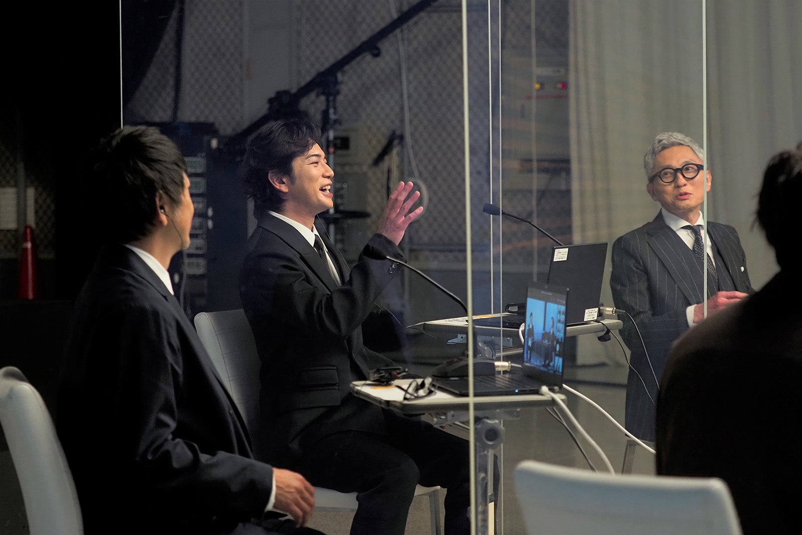 出演者たちが丸くなって行われた「どうする家康」出演者発表会見 大森南朋、松本潤、松重豊（C）NHK