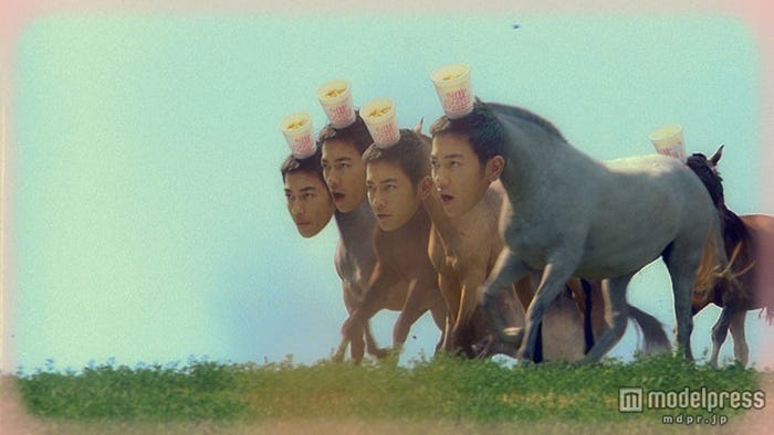 馬に変身した佐藤健/CMカットより