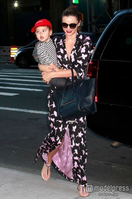 ミランダ・カー、ちびっ子ロミオのフリン君を抱っこ