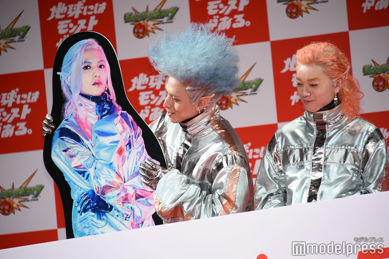 志尊淳のパネルを抱く満島真之介、染谷将太（C）モデルプレス