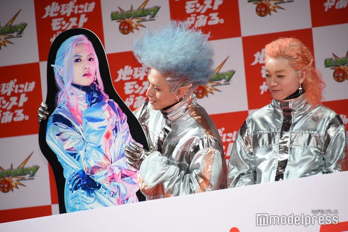 志尊淳のパネルを抱く満島真之介、染谷将太(C)モデルプレス