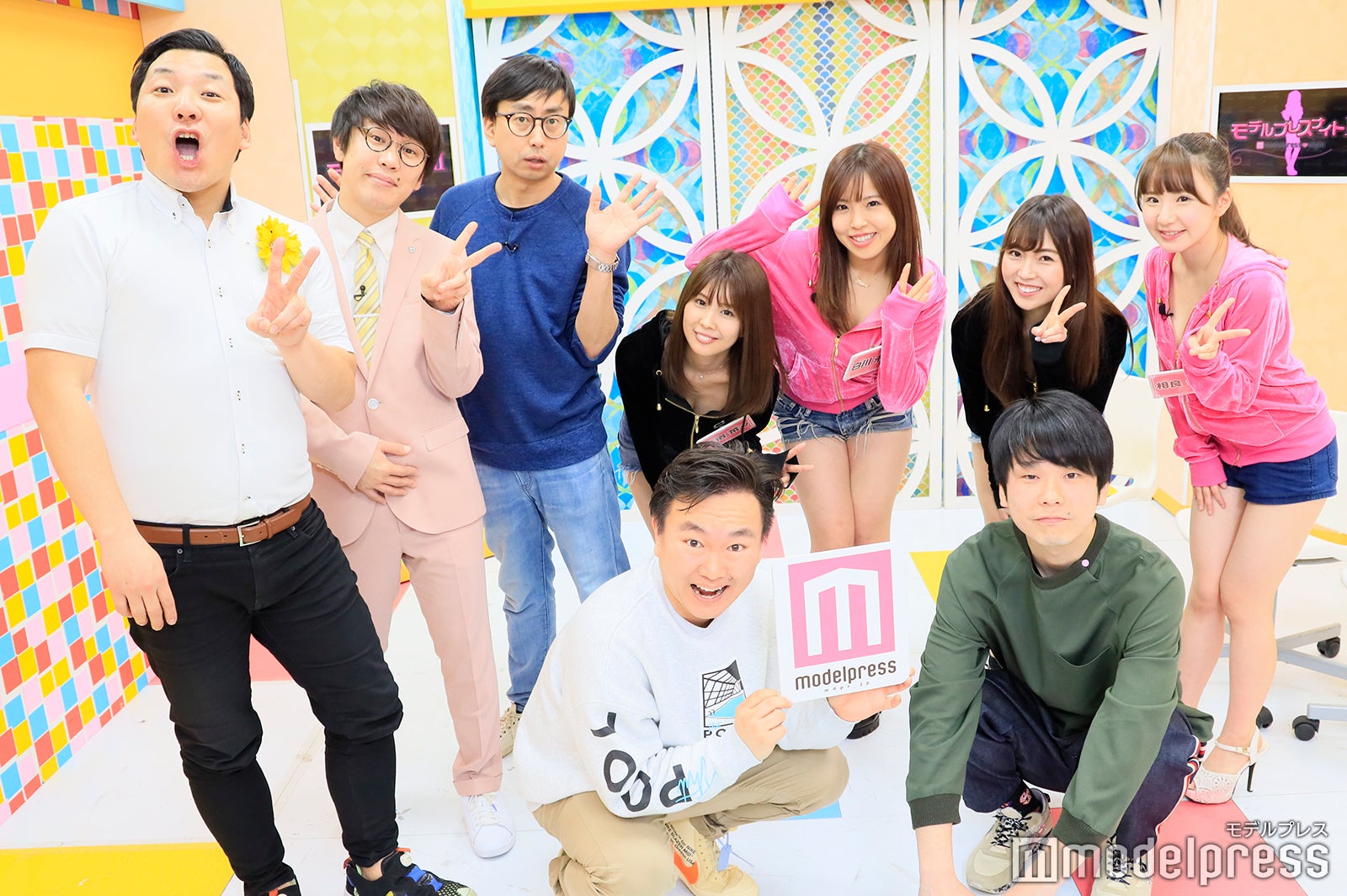 （前列左から）山内健司、濱家隆一（後列左から）田渕章裕、木村亮介、おいでやす小田、三宿菜々、白川未奈、水川華奈、相良朱音 （C）モデルプレス