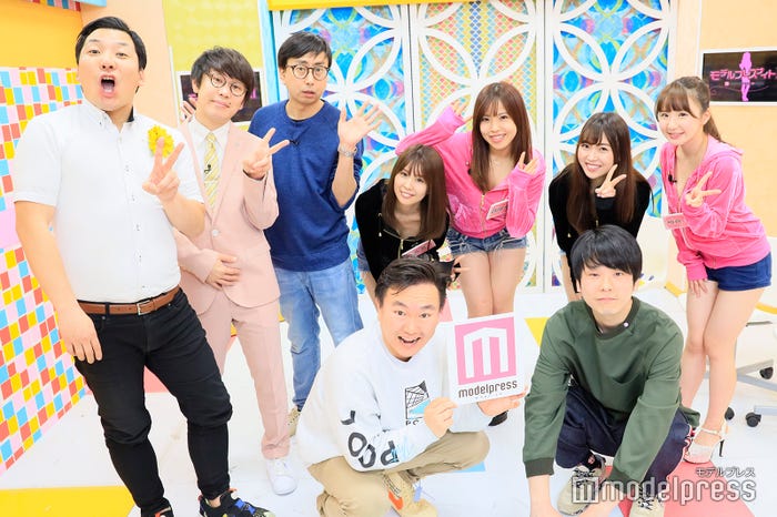 (前列左から)山内健司、濱家隆一(後列左から)田渕章裕、木村亮介、おいでやす小田、三宿菜々、白川未奈、水川華奈、相良朱音 (C)モデルプレス