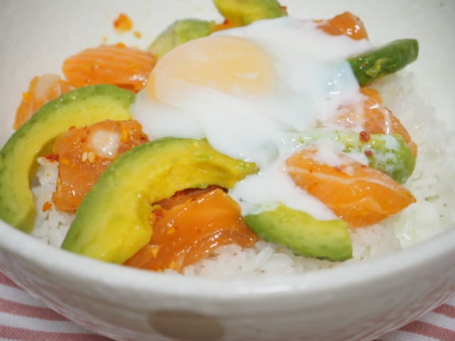 サーモンポキのアレンジレシピポキ丼