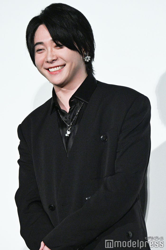 イヤーアクセサリーを輝かせて笑みをこぼす大森元貴(C)モデルプレス