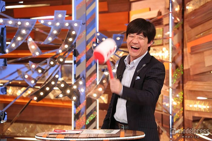 新番組「痛快TV スカッとジャパン」20日放送分/MCを務める内村光良(C)フジテレビ