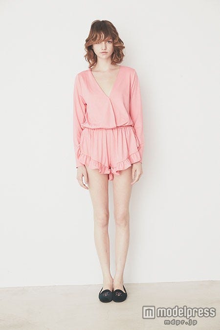 ピンク×ロンパースで大人可愛く/画像提供:Priv. Spoons Club