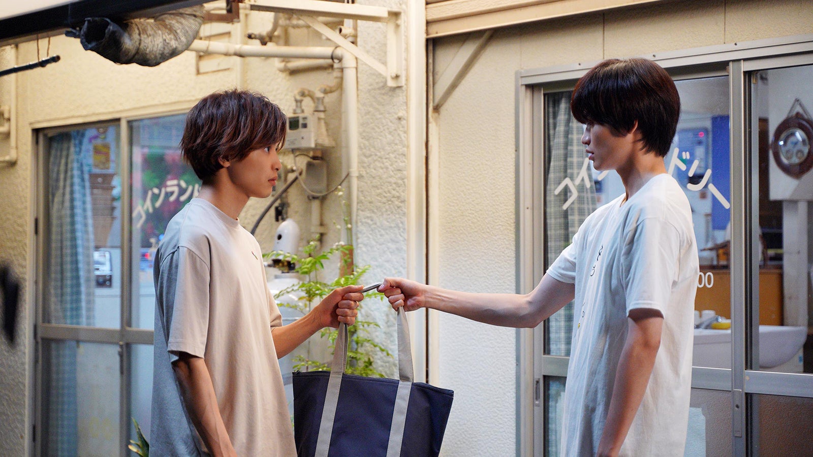 草川拓弥、西垣匠／「みなと商事コインランドリー」第5話より（C）缶爪さわ・椿ゆず／KADOKAWA／「みなと商事コインランドリー」製作委員会