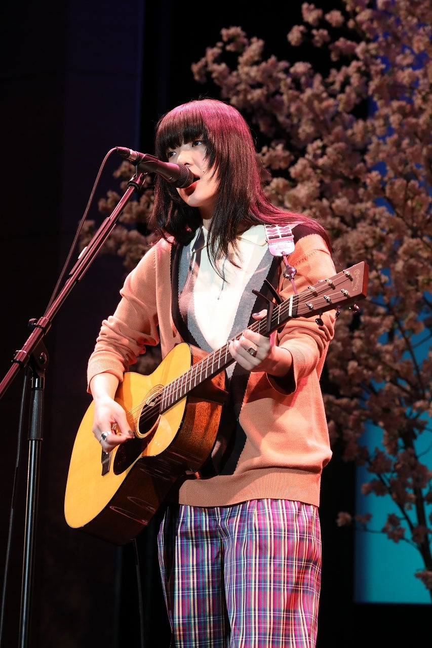 「ハルノヒ」を歌うあいみょん（提供写真）