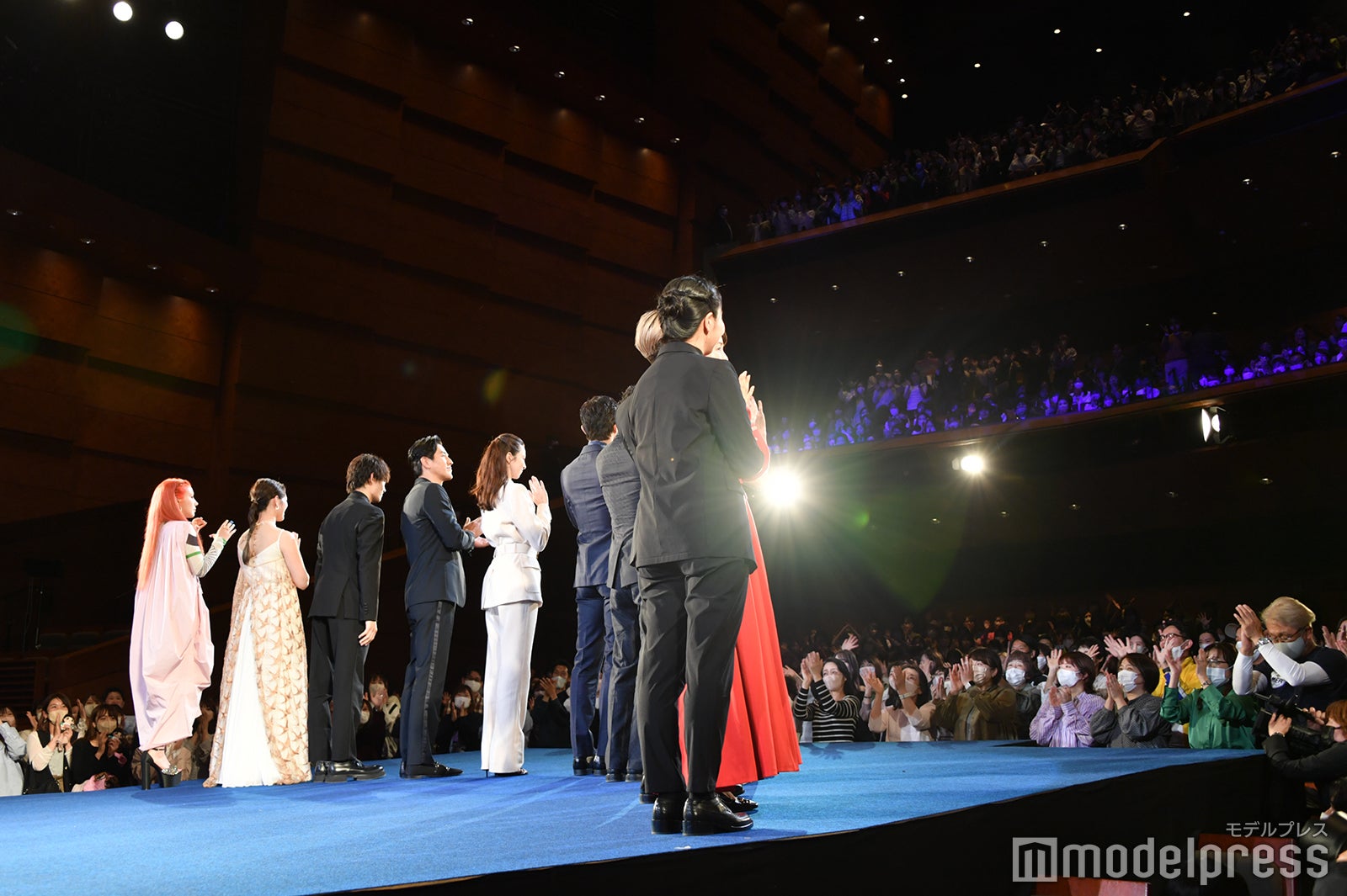 スタンディングオベーションの会場を見渡す鈴木亮平らキャスト陣と監督（C）モデルプレス