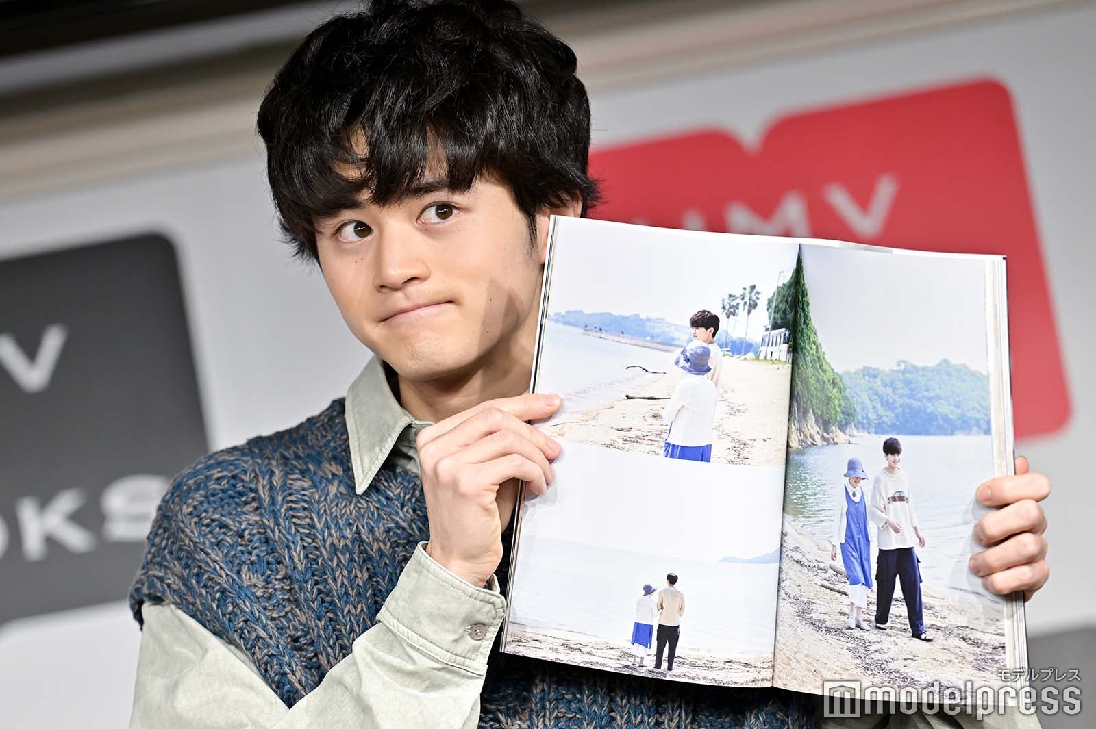 お気に入りカットを見せる鈴鹿央士（C）モデルプレス