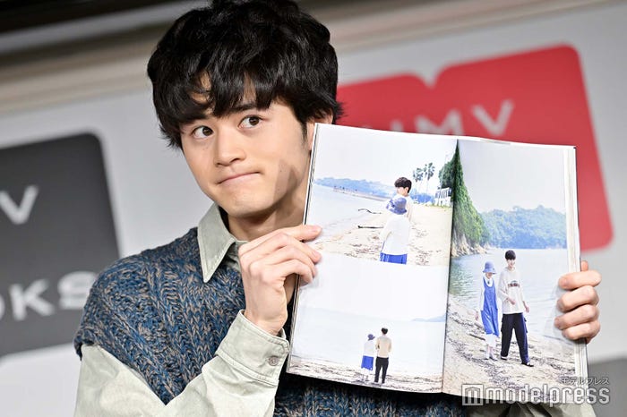 お気に入りカットを見せる鈴鹿央士(C)モデルプレス