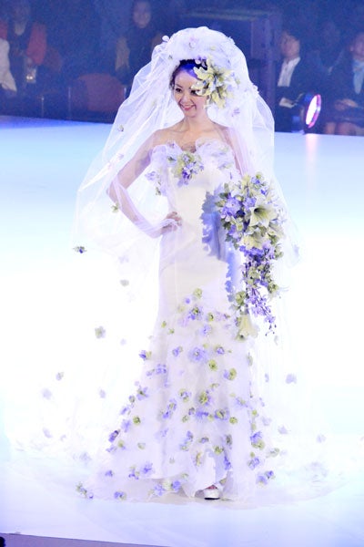 人気モデルやK-POPアーティストらが、華やかドレスで桂由美コレクションに登場