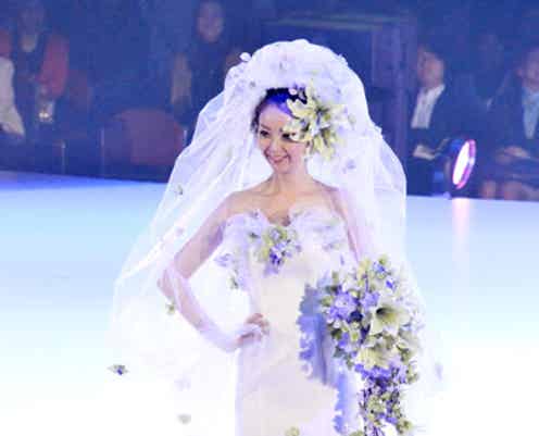 人気モデルやK-POPアーティストらが、華やかドレスで桂由美コレクションに登場