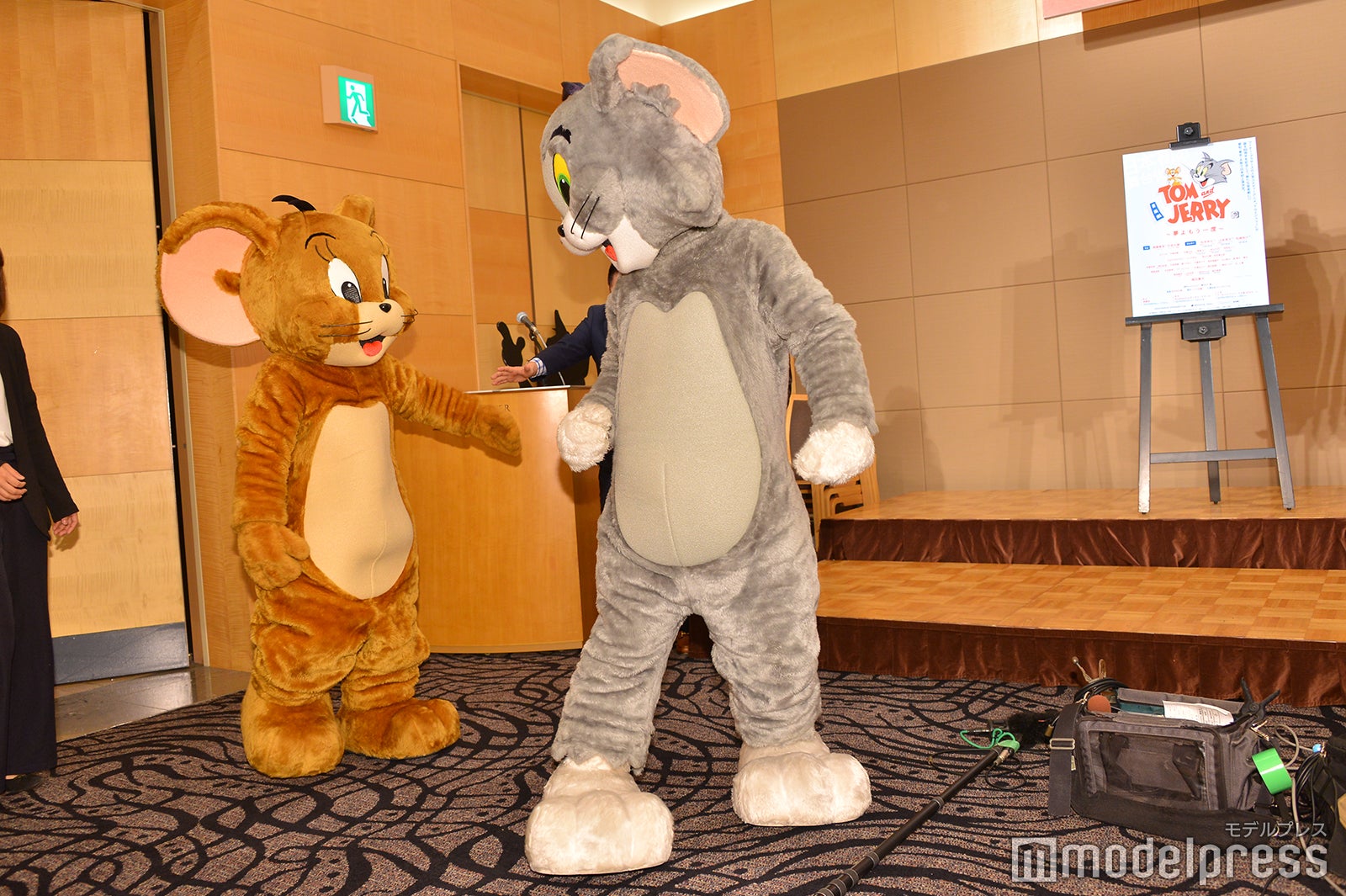 機材を踏んでしまいジェリーにも注意を促すトム（C）モデルプレス