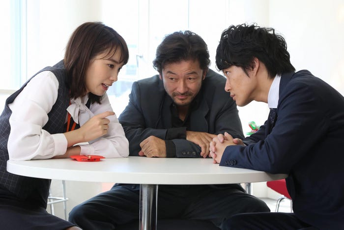 飯豊まりえ、浅野忠信、神木隆之介(C)フジテレビ