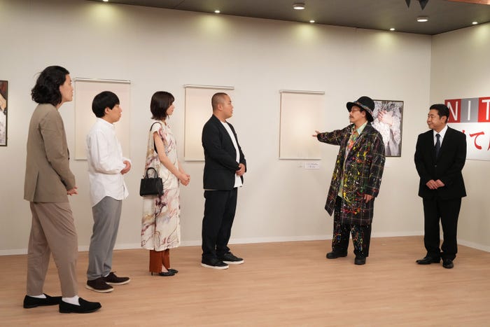 (左から)粗品、秋山寛貴、岡崎紗絵、岡部大、長田庄平、渡辺隆(C)フジテレビ