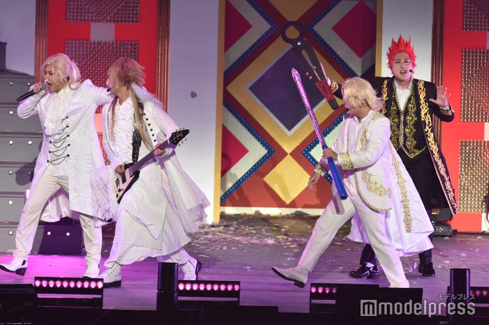 Zumari(向井慧)をとりあうKushamiとプラスドライバ「『有吉の壁』Break Artist Live’22」(C)モデルプレス