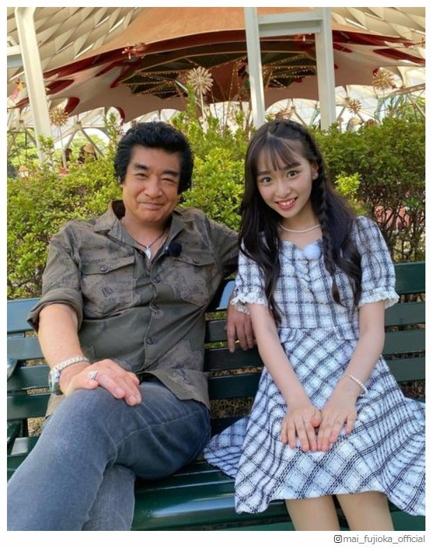 藤岡弘、＆娘・藤岡舞衣“昭和の街並み”での2ショットが話題「映画のワンシーンみたい」「絵になる」