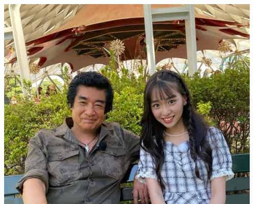 藤岡弘、&娘・藤岡舞衣“昭和の街並み”での2ショットが話題「映画のワンシーンみたい」「絵になる」