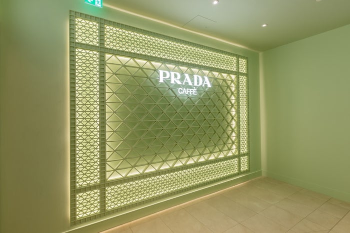 プラダ カフェ（C）StudioVF17 （C）PRADA