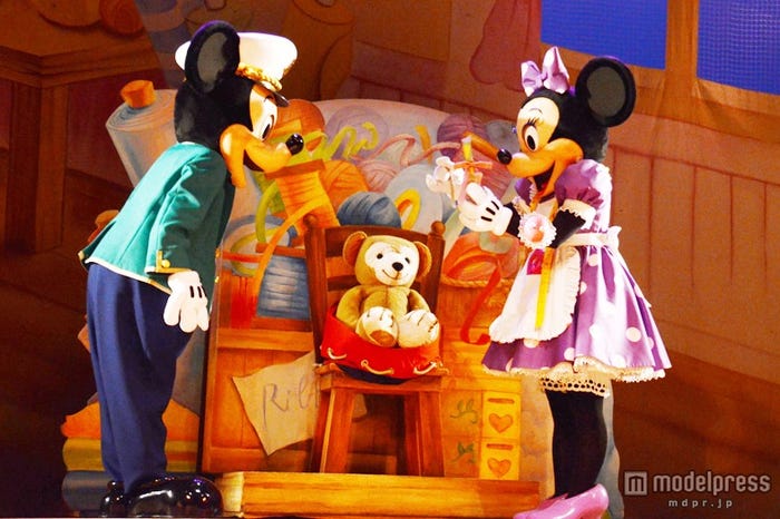 ミニーの想いが詰まった小瓶をダッフィーにかけると…