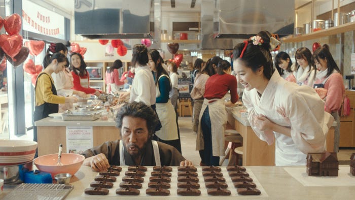 (左から)役所広司、新川優愛(提供写真)