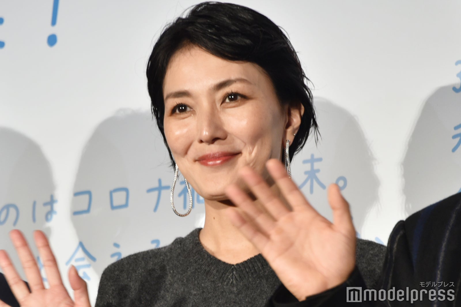 石田ゆり子＆板谷由夏、美デコルテ際立つ抜群スタイルに反響「新鮮」「2人とも美しすぎる」 - モデルプレス