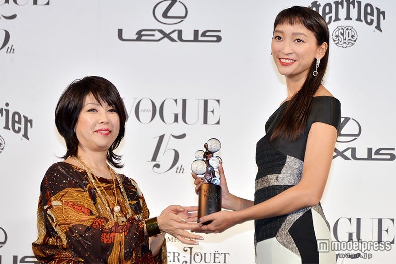 「VOGUE JAPAN」編集長の渡辺三津子氏と杏