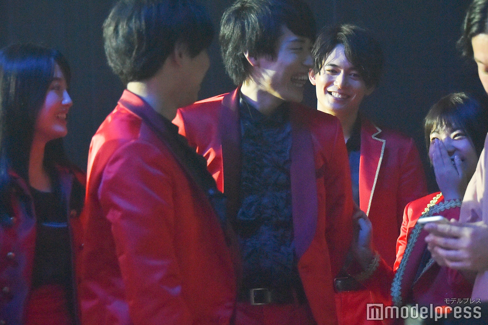 モニターをチェックするメンバー吉本坂46RED「君の唇を離さない」MV撮影風景（C）モデルプレス