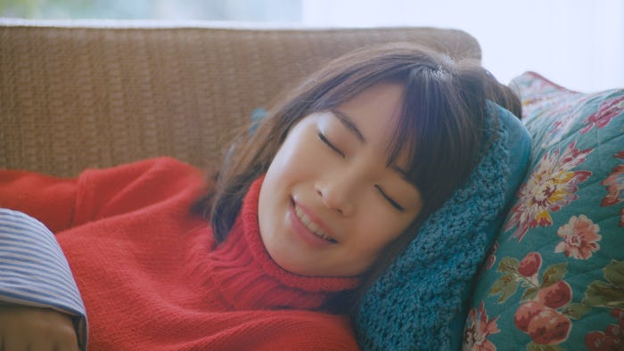 広瀬すず/「戌年に犬とつくる年賀状」篇より(提供写真)