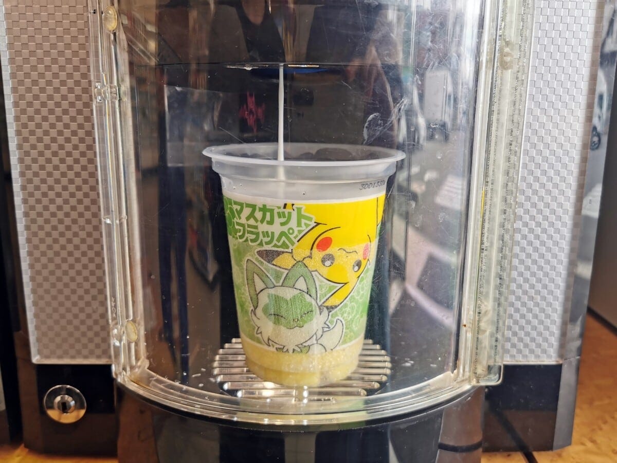 お店の専用マシンでミルクを注げば、できあがり