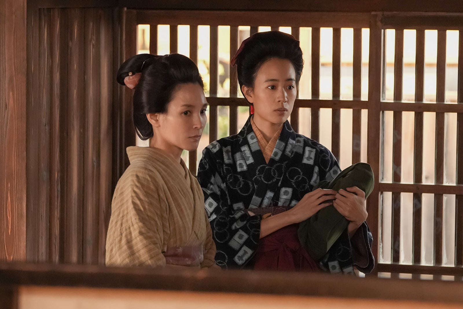 国仲涼子、石橋静河「ブラッサム」第7話（C）NHK