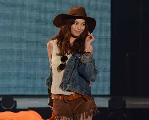 <速報>蛯原友里、SEXYポーズで悩殺 「東京ランウェイ2013 S/S」