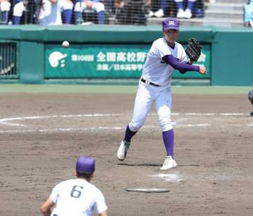 天理・長尾 巧みな二塁けん制でピンチ脱出 ビデオ検証でセーフ→アウトに覆る