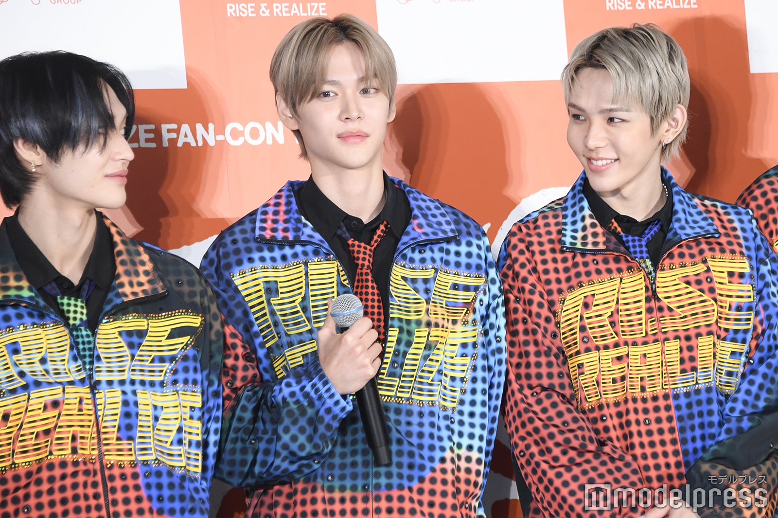 目を合わせるウォンビンとショウタロウ、2人に挟まれるウンソク（C）モデルプレス