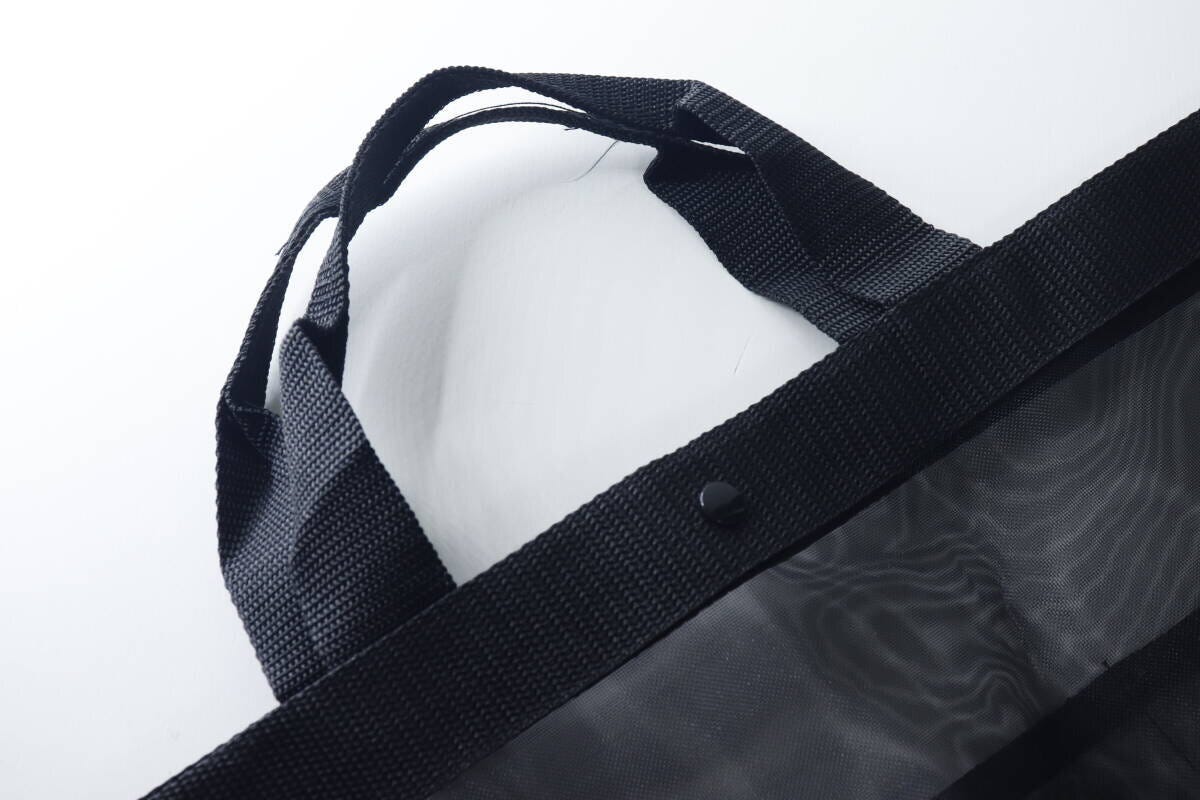 黒いトートバッグの持ち手と開閉用のスナップボタン 黒いトートバッグの持ち手と開閉用のスナップボタン
