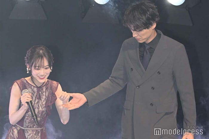 山下美月をエスコートする福士蒼汰(C)モデルプレス