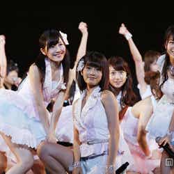 26thシングル「真夏のSounds good !」全国握手会イベントの様子(C)AKS