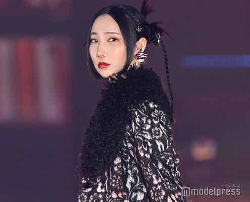 ファーストサマーウイカ、初ランウェイで観客魅了 黒ガウン×花柄ワンピでクールに決める【GirlsAward 2024AW】