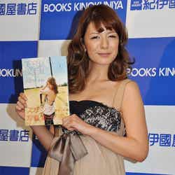 写真集「SECOND SEASON」発売記念イベントに登場したスザンヌ