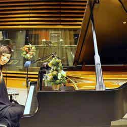 クリスマスソングをピアノ弾き語りで披露する西内まりや（画像提供：TOKYO FM）