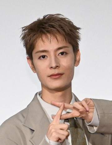 9頭身！？ 国宝級イケメンの大河俳優 舞台挨拶→顔小さすぎる！TVでは分かりにくい腰の高さも凄すぎた