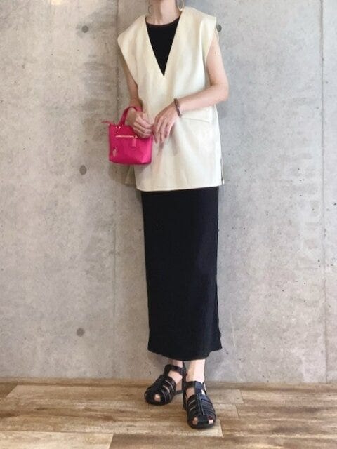 黒ワンピース　コーデ　夏　秋